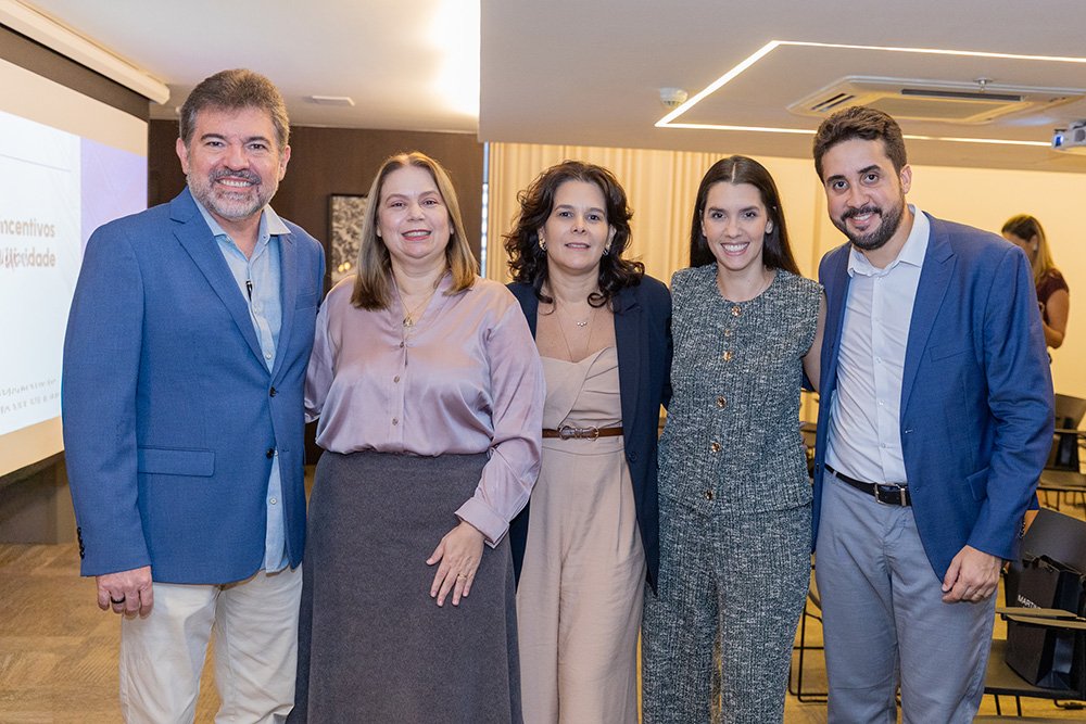 Renato Aguiar, presidente do IBEF Ceará, Ana Flávia Chaves, líder do IBEF Academy CE, e os palestrantes Francisca Lacerda, Adriano Cursino e Cecília Aragão, do Martinelli Advogados.